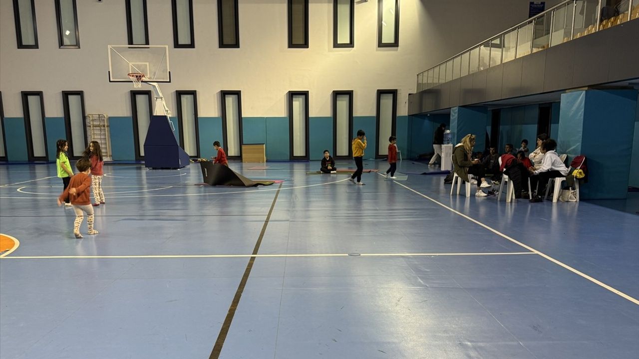 İstanbul'da Deprem Endişesi: Vatandaşlar Dışarıda Geceyi Geçiriyor