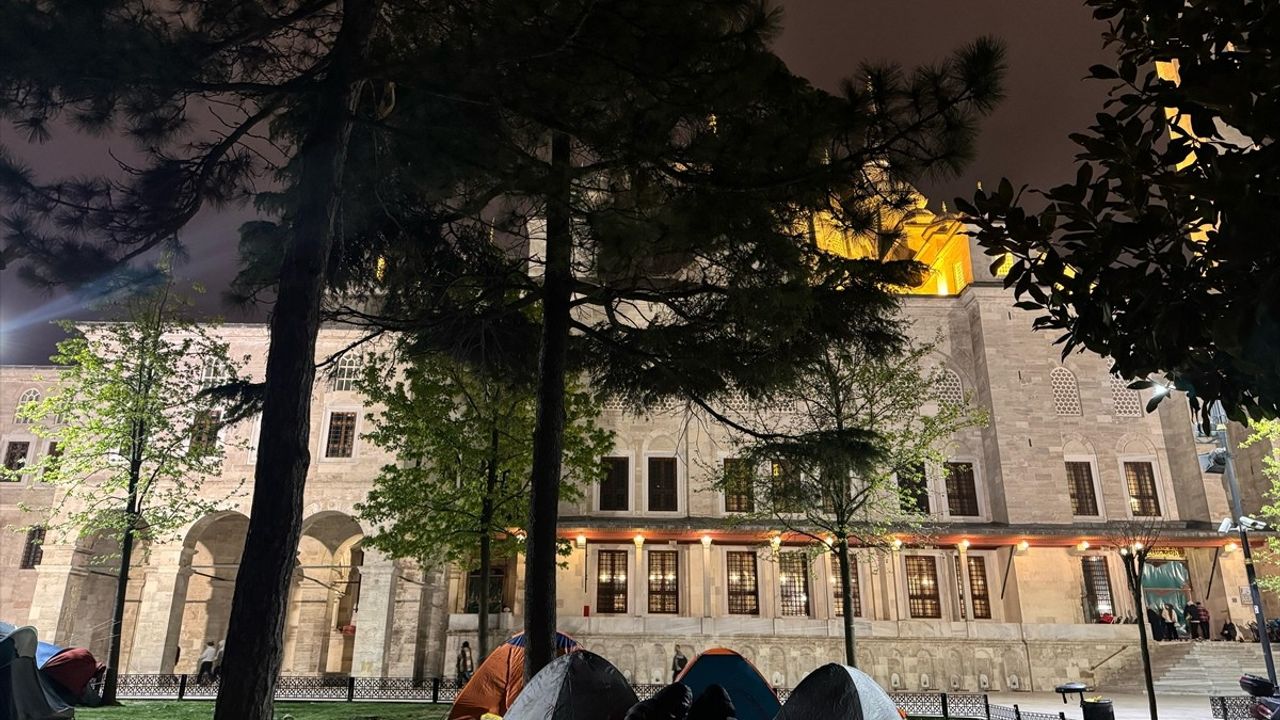İstanbul'da Deprem Sonrası Fatih Camisi'nde Geceleyenler