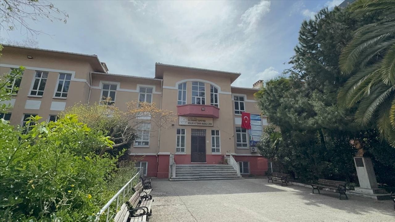 İstanbul'da Deprem Sonucu 4 Okul Boşaltıldı