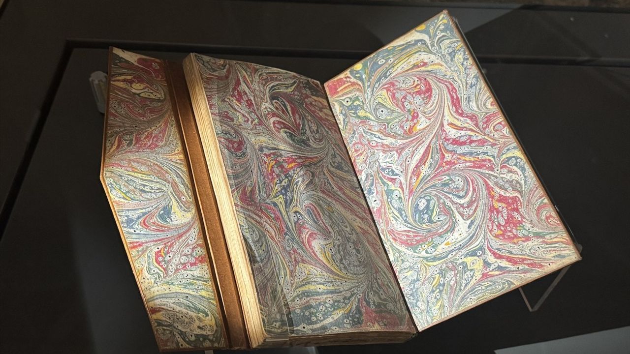 İstanbul'da Ebru Sanatının İhtişamı: 'Suya Saklanan Renkler' Sergisi