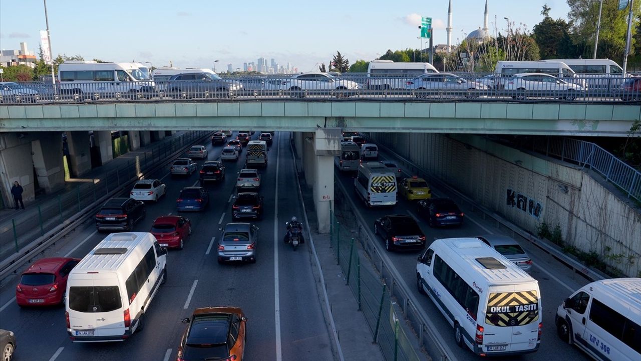 İstanbul'da Haftanın İlk Günü Trafik Yoğunluğu Artıyor
