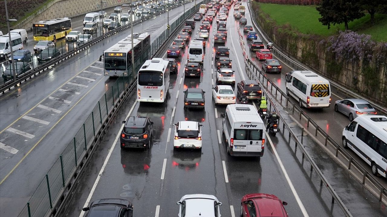 İstanbul'da Haftanın İlk İş Günü Yoğun Trafik