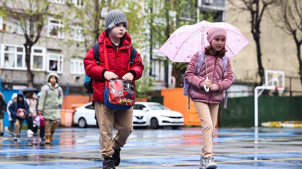 İstanbul'da Okullar Ara Tatilin Ardından Yeniden Açıldı