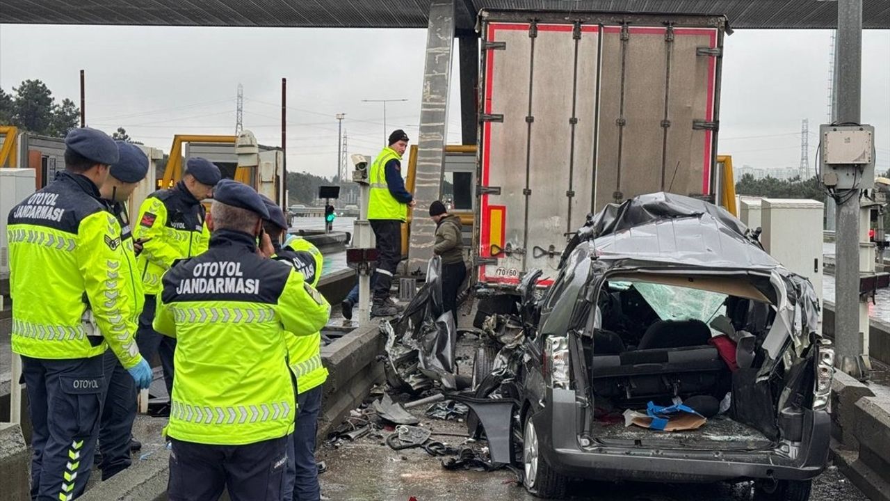 İstanbul'da Otoyolda Tıra Çarpan Araçta Sürücü Ağır Yaralandı