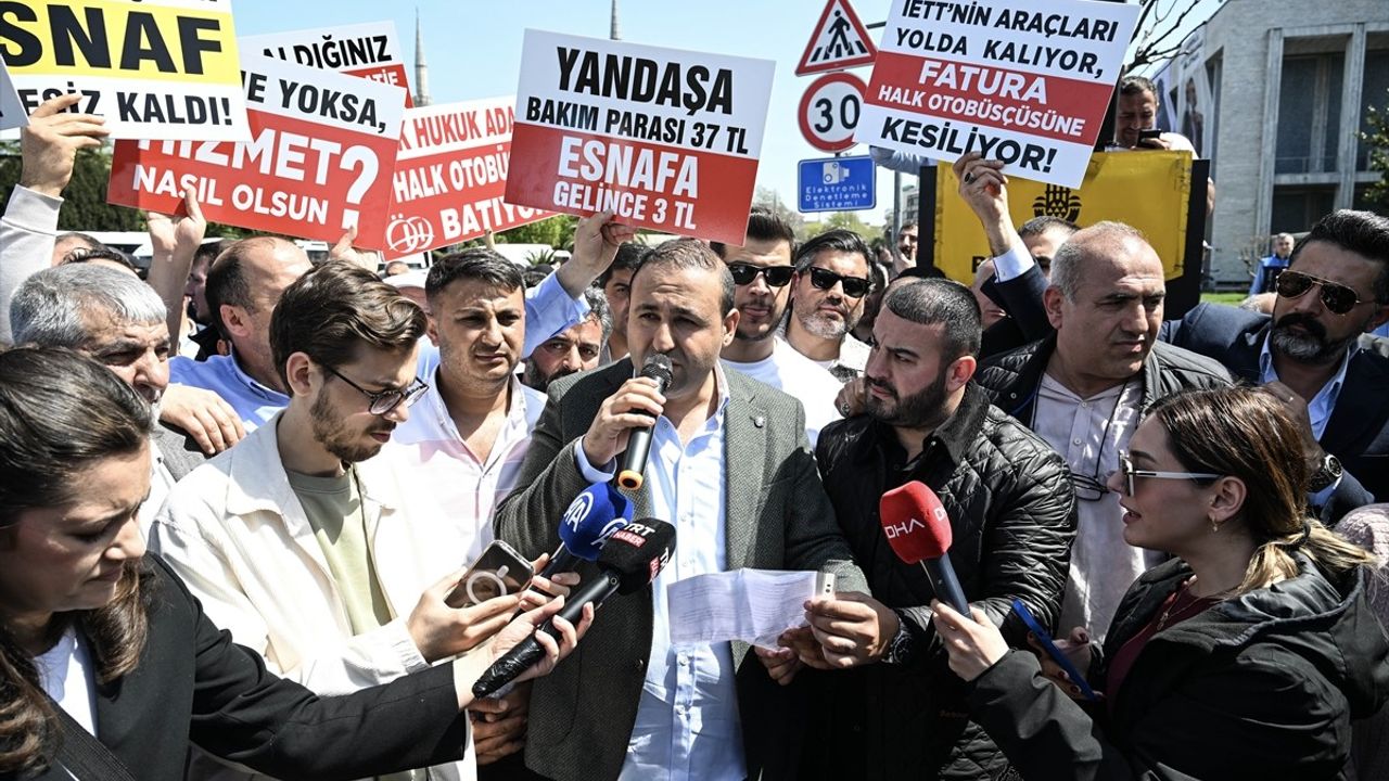 İstanbul'da Özel Halk Otobüsü Sahipleri İBB Önünde Eylem Düzenledi