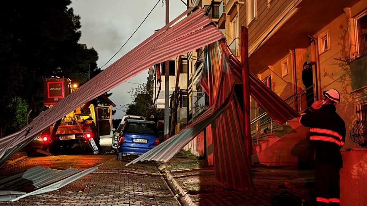 İstanbul'da Sağanak ve Fırtına Hayatı Olumsuz Etkiliyor