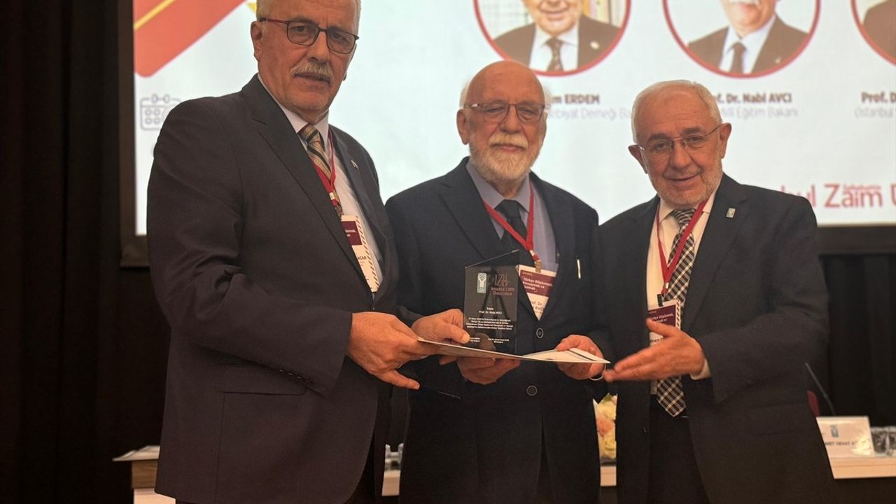 İstanbul'da 'Türkçe Düşünmek, Konuşmak ve Yazmak' Çalıştayı Başladı