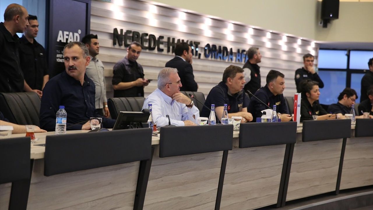 İstanbul'daki Depremler Sonrası Türkiye Afet Müdahale Planı Toplantısı Yapıldı