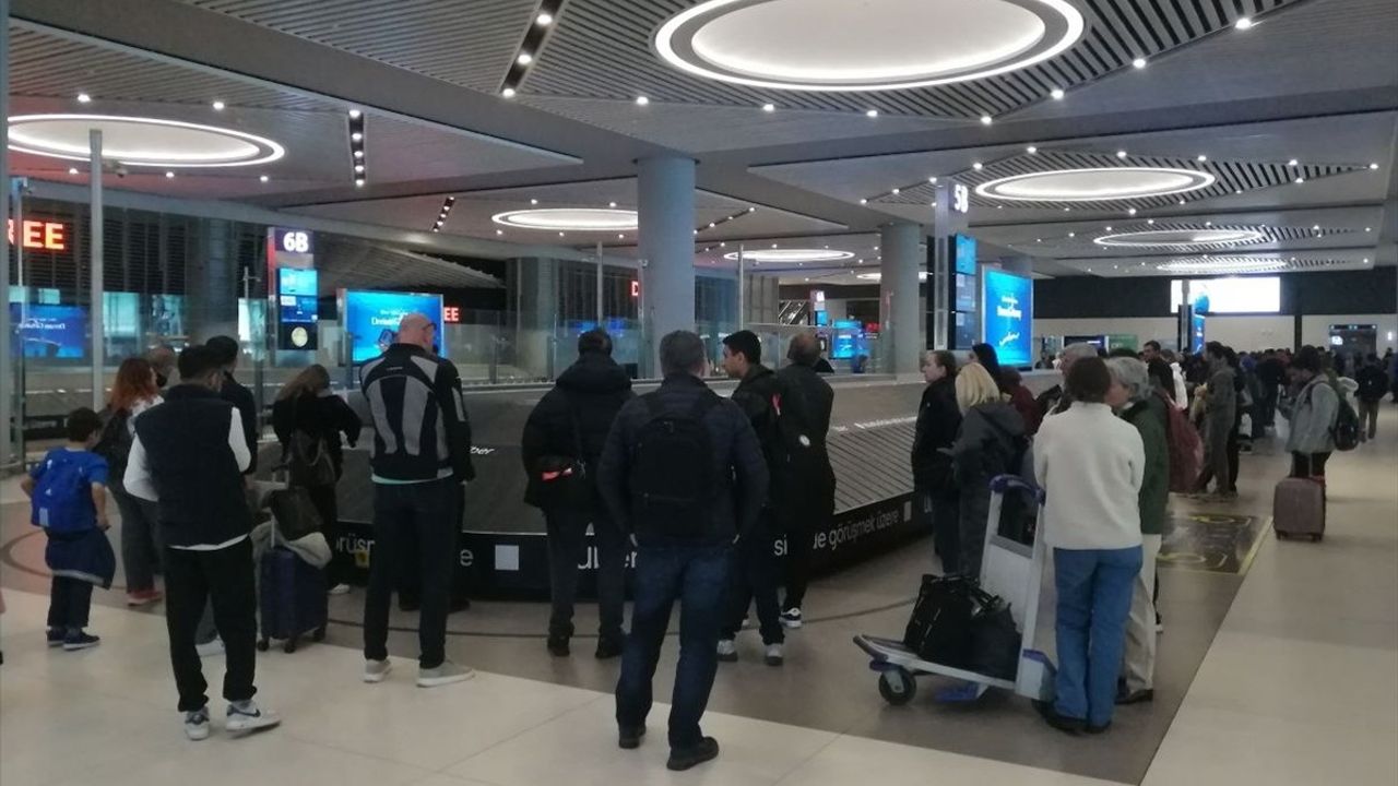 İstanbul Havalimanı'nda Bayram Dönüşü Yoğunluğu Artıyor