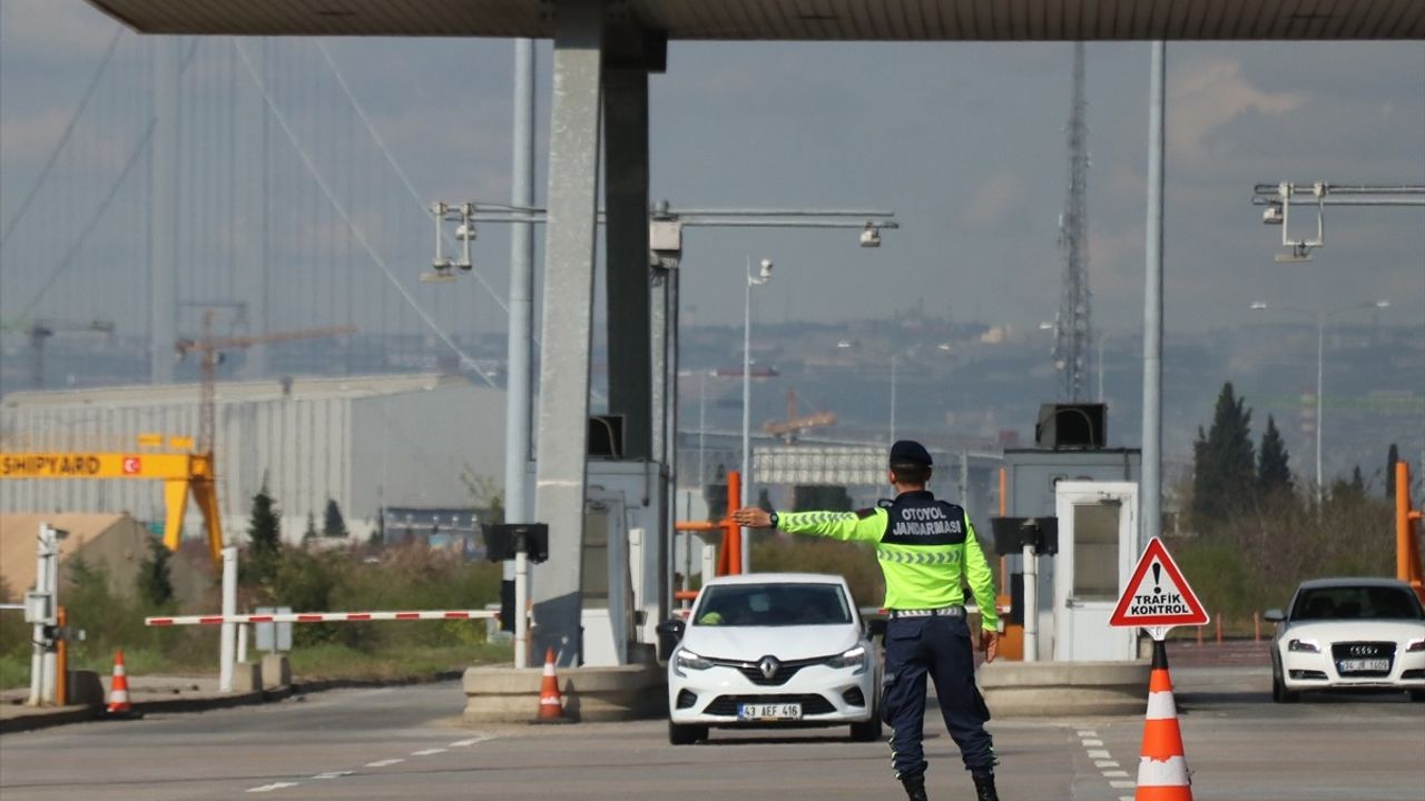 İstanbul-İzmir Otoyolu ve Osmangazi Köprüsü'nde Dönüş Yoğunluğu Başladı