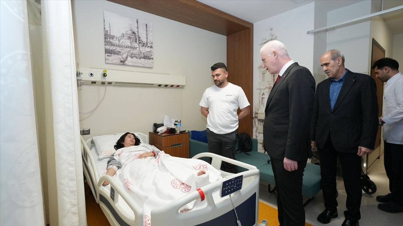 İstanbul Valisi Davut Gül, Deprem Yaralılarını Ziyaret Etti
