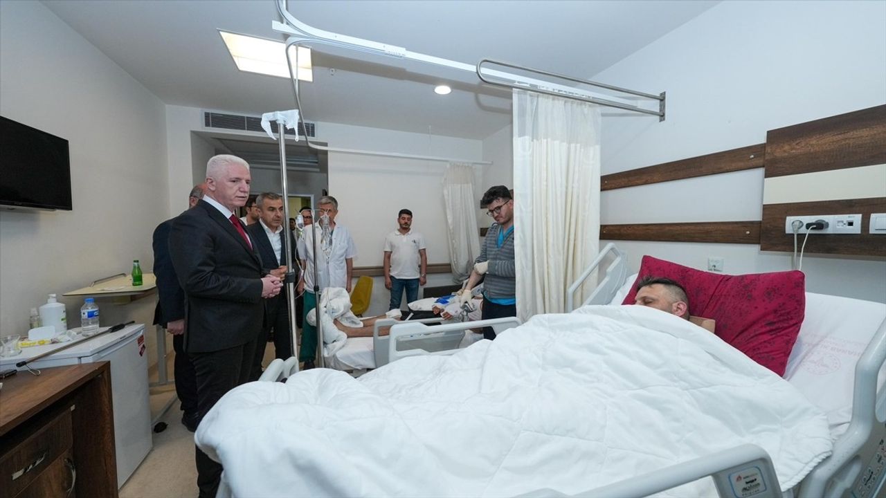 İstanbul Valisi Gül, Depremzedeleri Ziyaret Etti