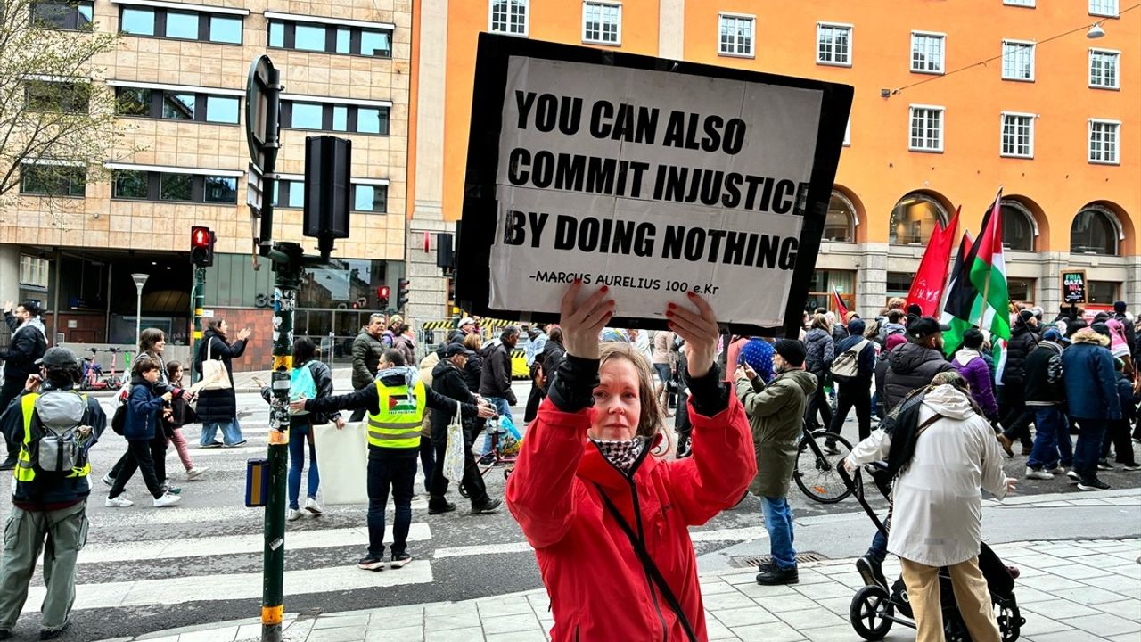 İsveç'te Yüzlerce Kişi Filistin'e Destek İçin Toplandı