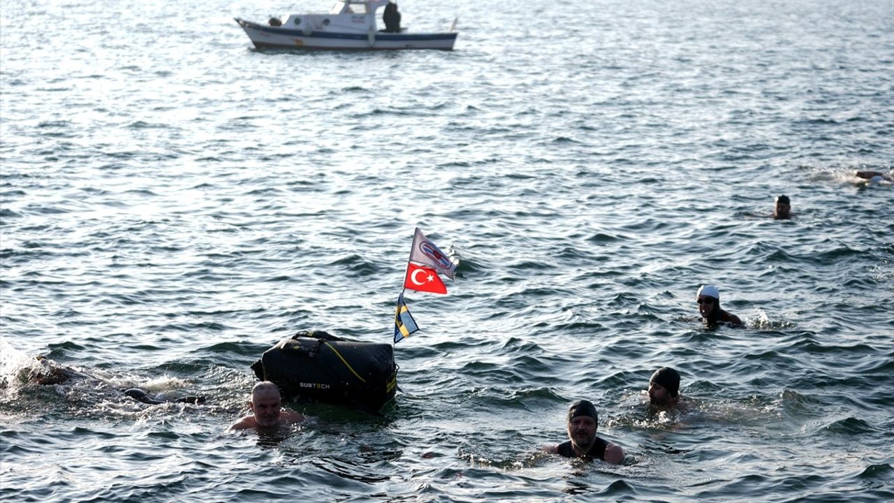 İsveçli Yüzücü Jari Cennet Tammi, Boğaz'da Akdeniz Hedefiyle Kulaç Atıyor