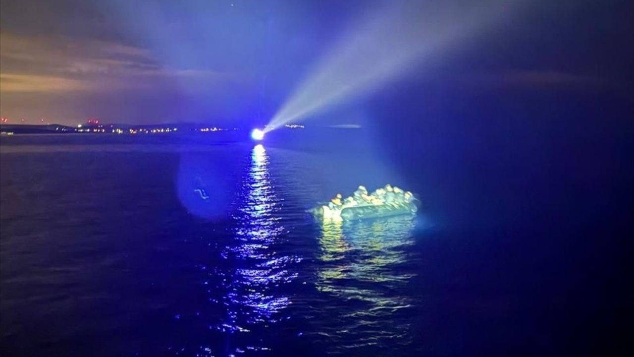 İzmir Çeşme Açıklarında 36 Düzensiz Göçmen Yakalandı