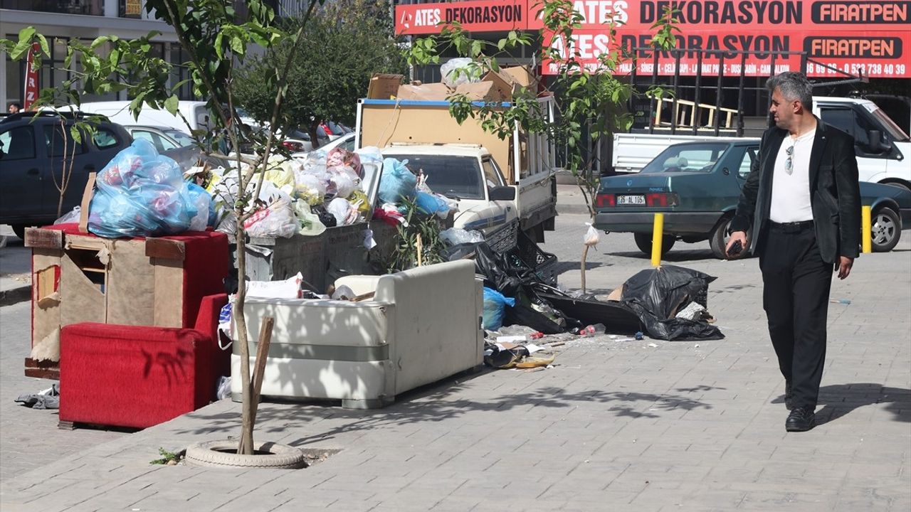 İzmir Çiğli'de İşçi Grevi Nedeniyle Sokaklar Çöp İçinde Kaldı