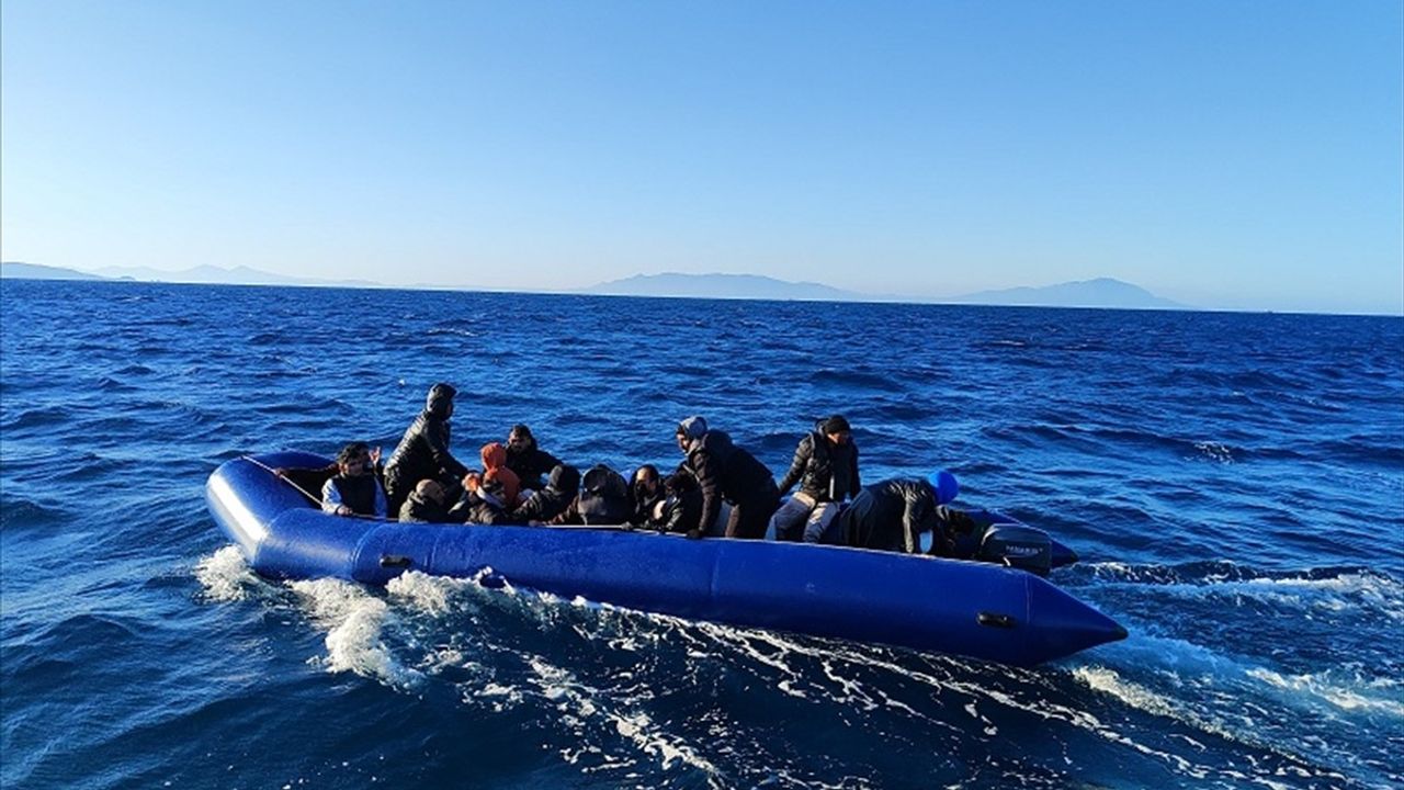 İzmir'de 26 Düzensiz Göçmen Kurtarıldı
