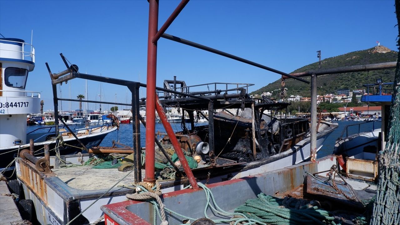 İzmir'de Balıkçı Barınağında Yangın: 3 Tekne Zarar Gördü