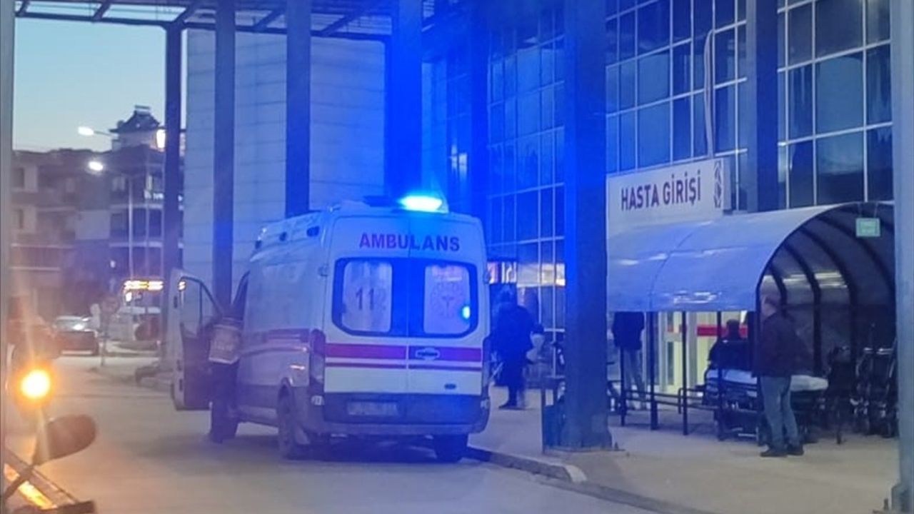 İzmir'de Bıçaklı Kavga: 1 Kişi Ağır Yaralandı