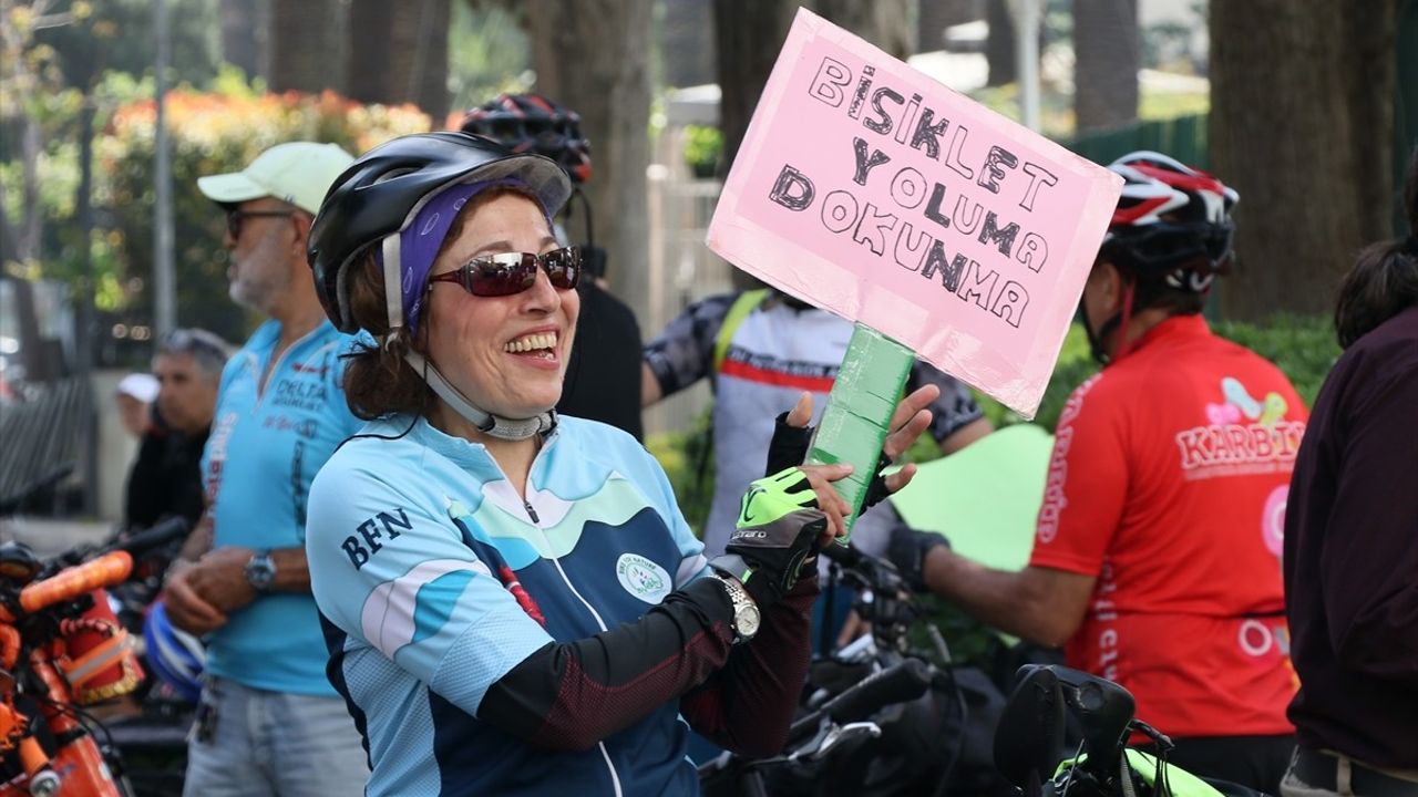 İzmir'de Bisikletliler, Başkan Tugay'ı Protesto Etti