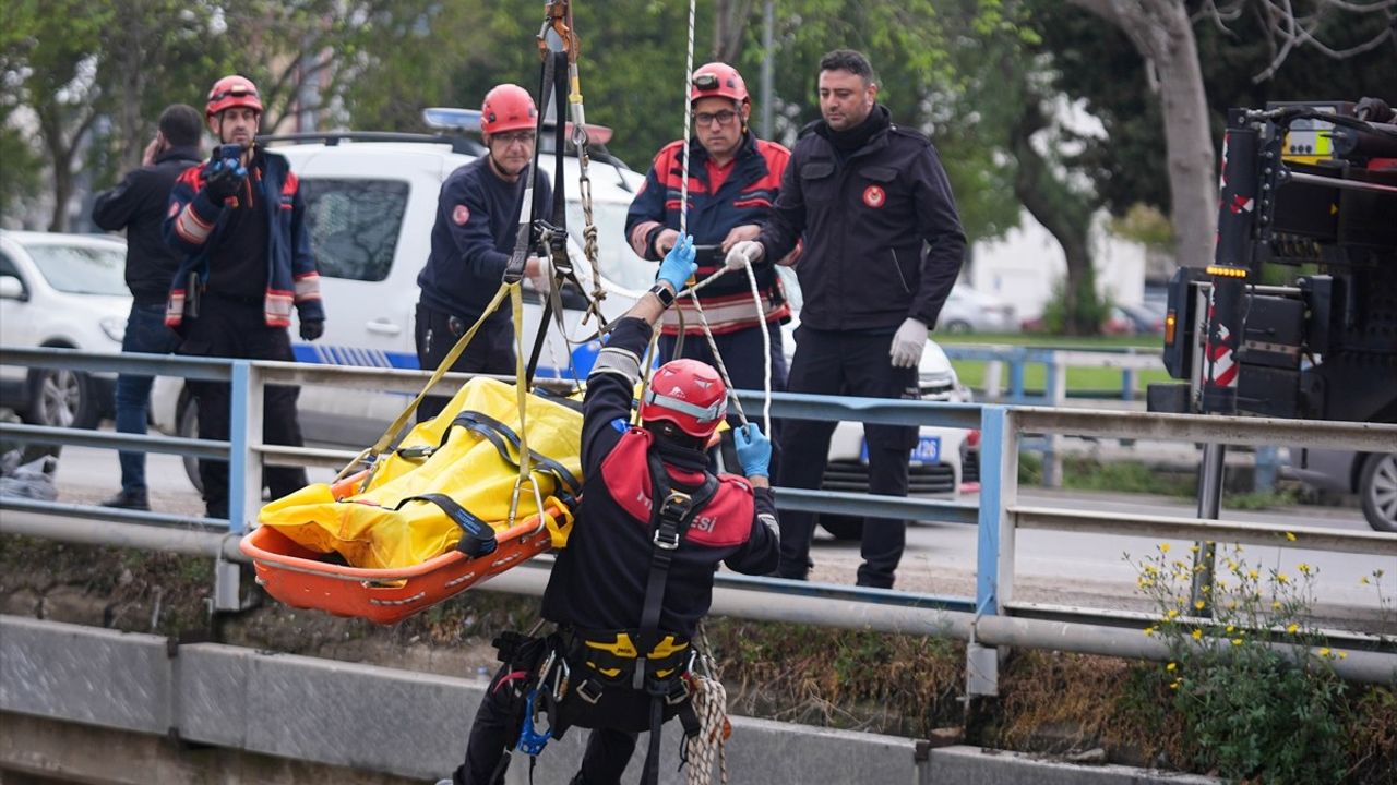 İzmir'de Derede Erkek Cesedi Bulundu