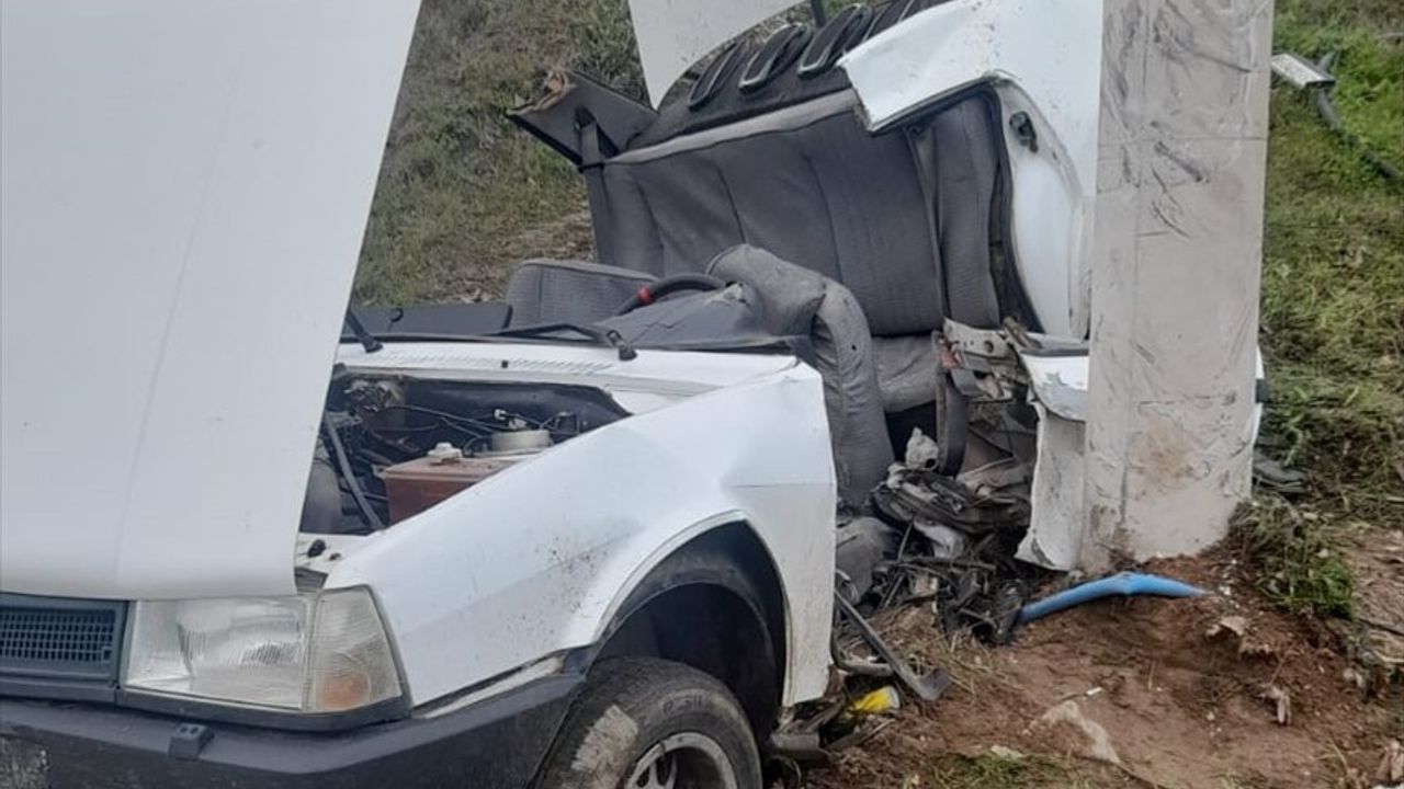 İzmir'de Elektrik Direğine Çarpan Otomobilde 2 Genç Hayatını Kaybetti