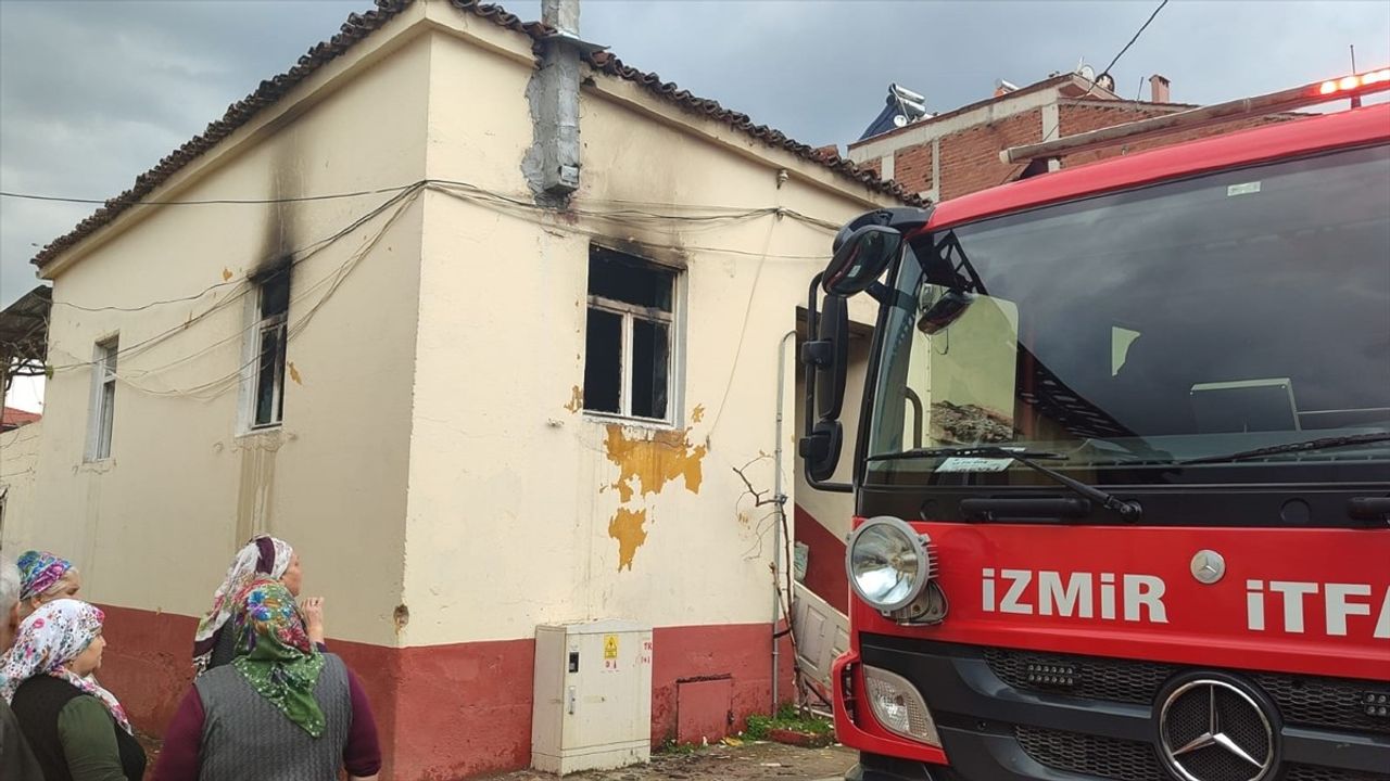 İzmir'de Ev Yangını: Dumandan Etkilenen Kişi Hastaneye Kaldırıldı