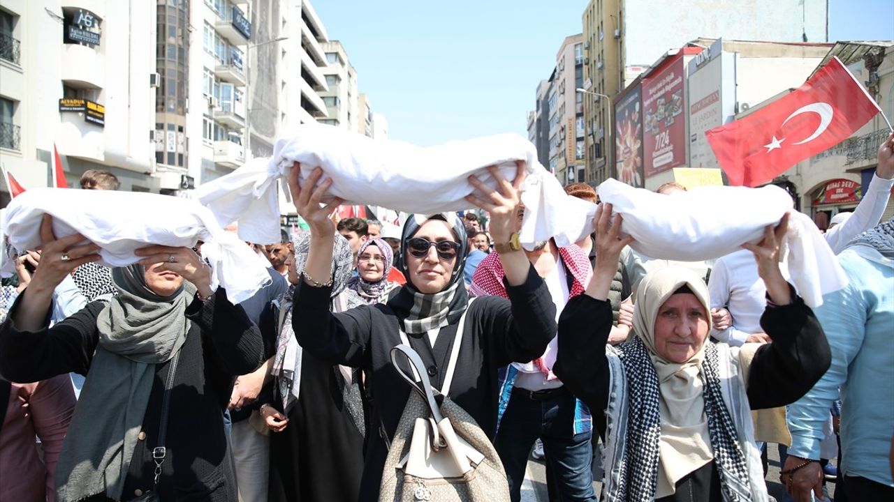 İzmir'de Filistin'e Destek Yürüyüşü Gerçekleştirildi