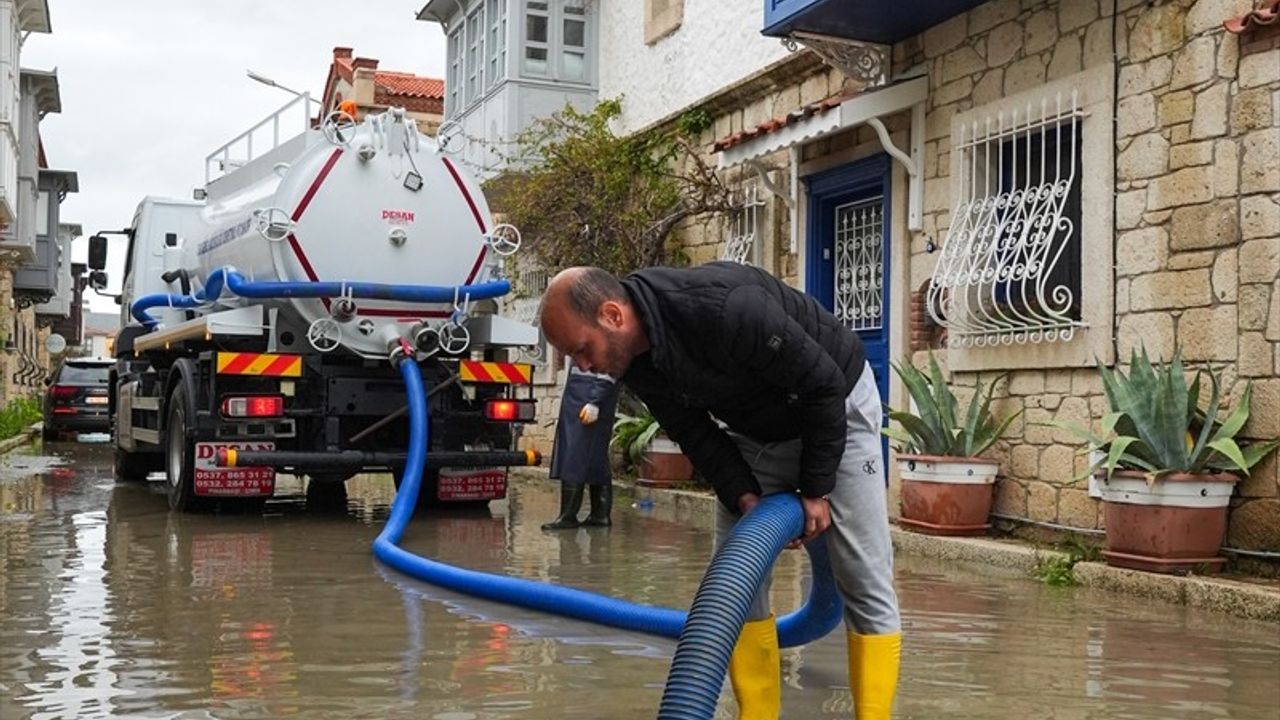 İzmir'de Gök Gürültülü Sağanak Yağış Hayatı Olumsuz Etkiledi