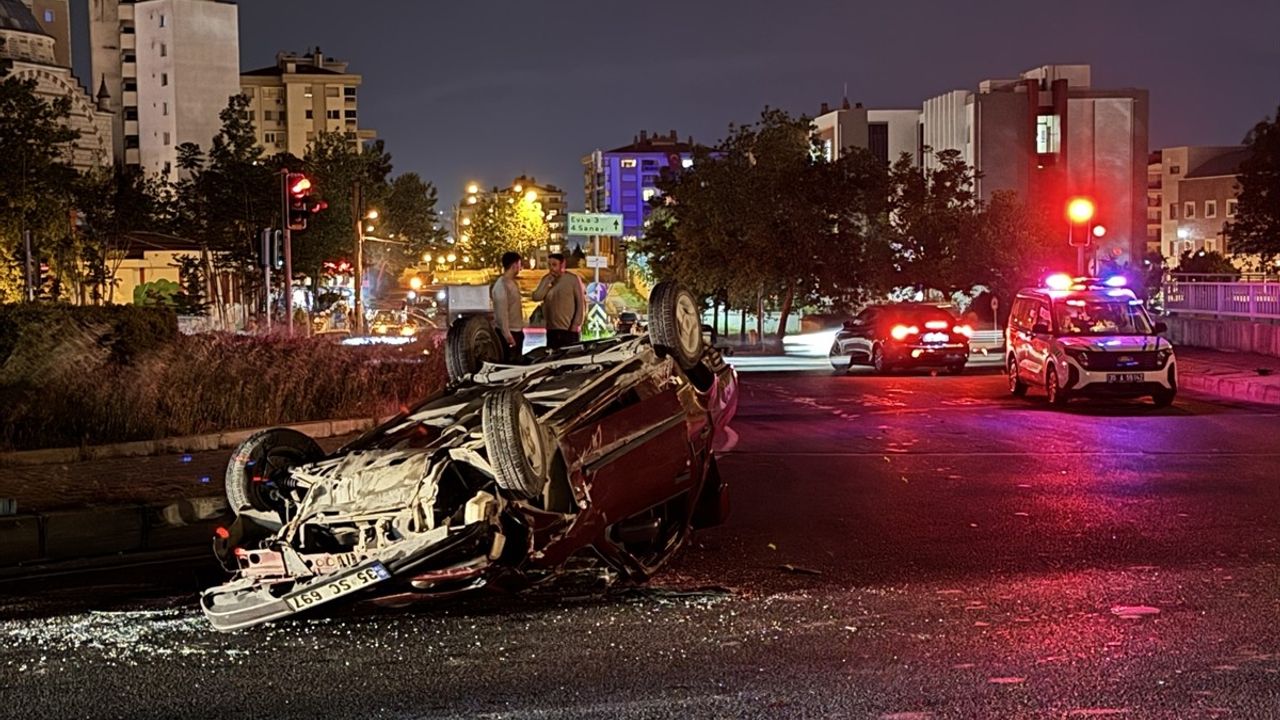 İzmir'de İki Otomobil Çarpıştı: 4 Yaralı
