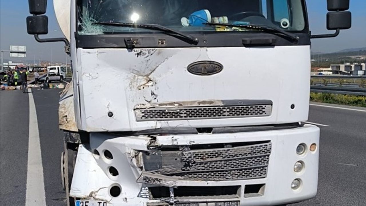 İzmir'de Kamyonun Hafif Ticari Araçla Çarpışması: 1 Ölü, 2 Yaralı