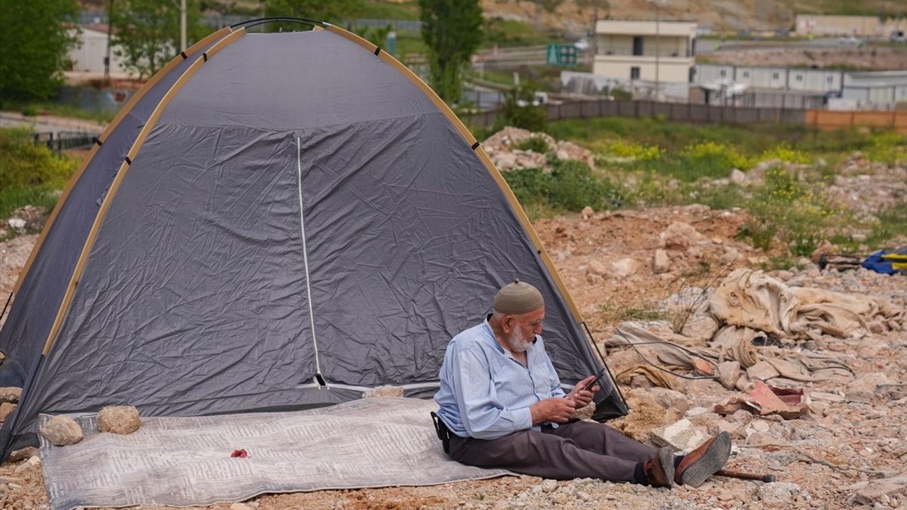 İzmir'de Kentsel Dönüşüm Hak Sahipleri Eylemde Çadır Kurdu