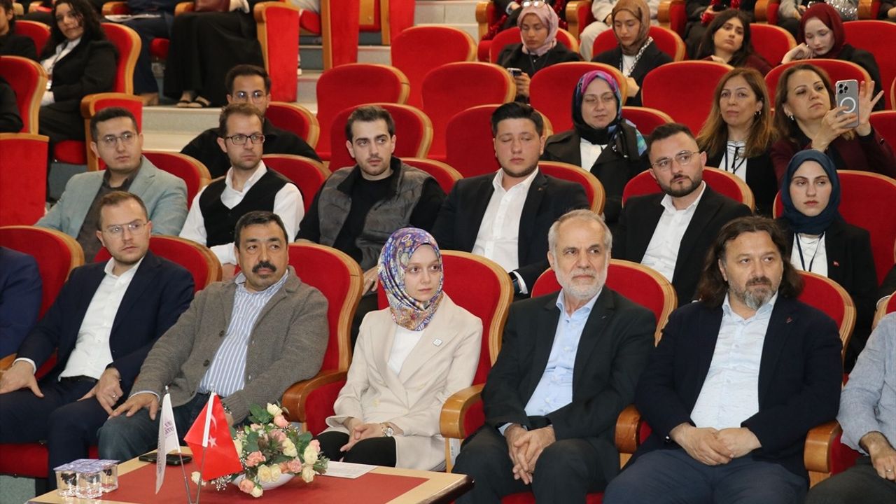 İzmir'de Liseler Arası Meclis Simülasyonu Etkinliği Başladı