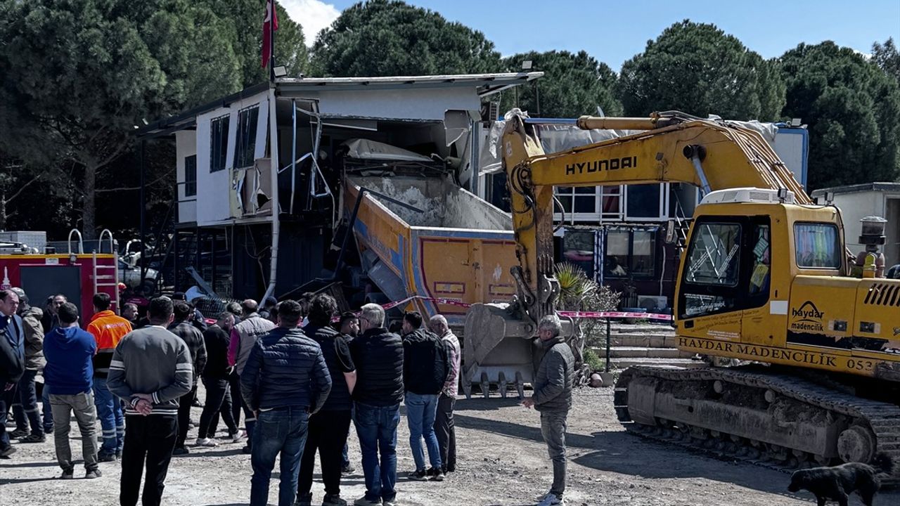 İzmir'de Prefabrik Binaya Çarpan Kamyonun Sürücüsü Hayatını Kaybetti