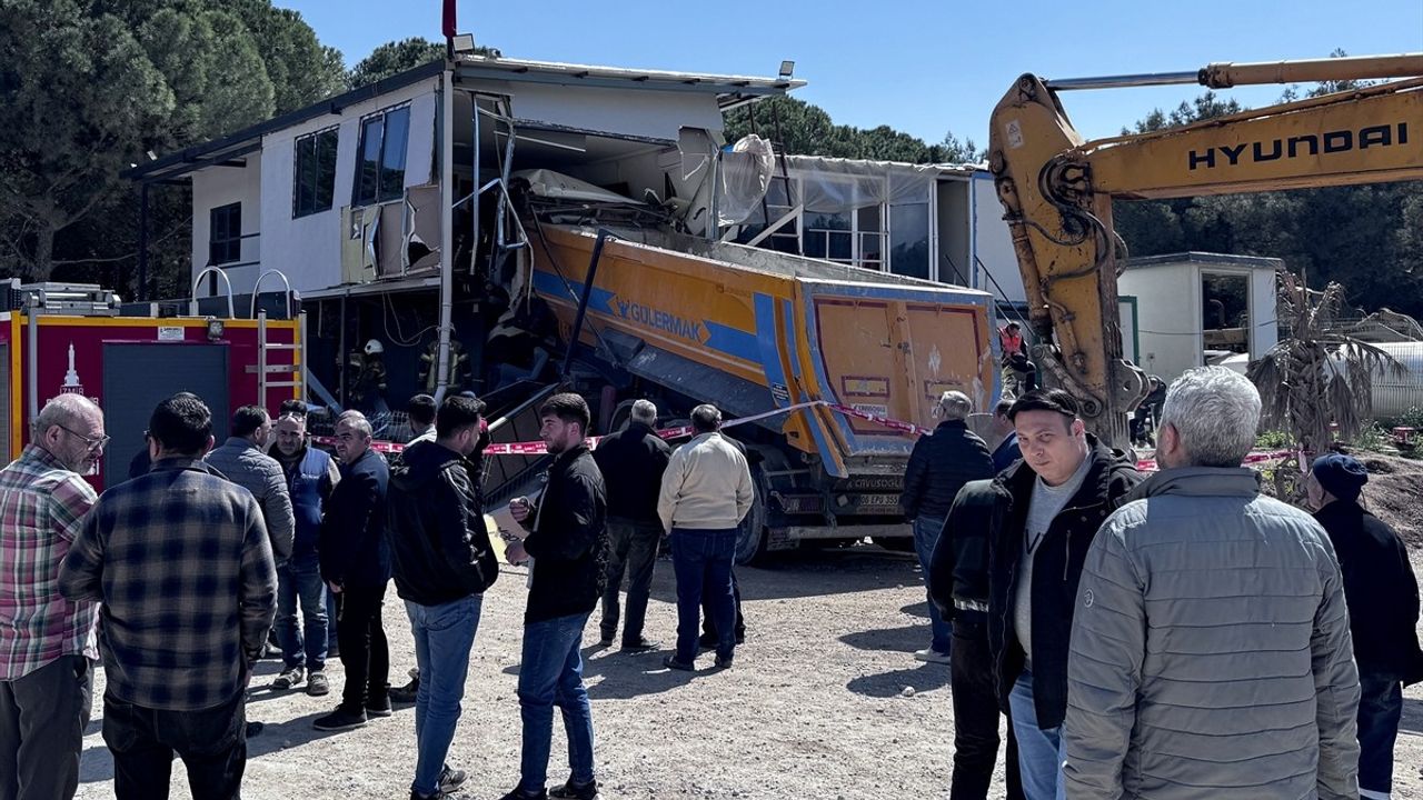 İzmir'de Prefabrik Binaya Çarpan Kamyonun Sürücüsü Hayatını Kaybetti