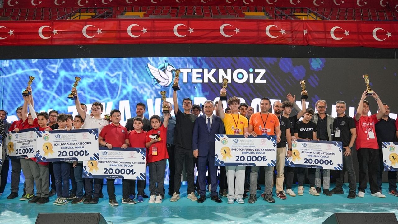 İzmir'de ROBOKOD Şenliği: Öğrenciler 600 Robotik Projeyi Sergiledi