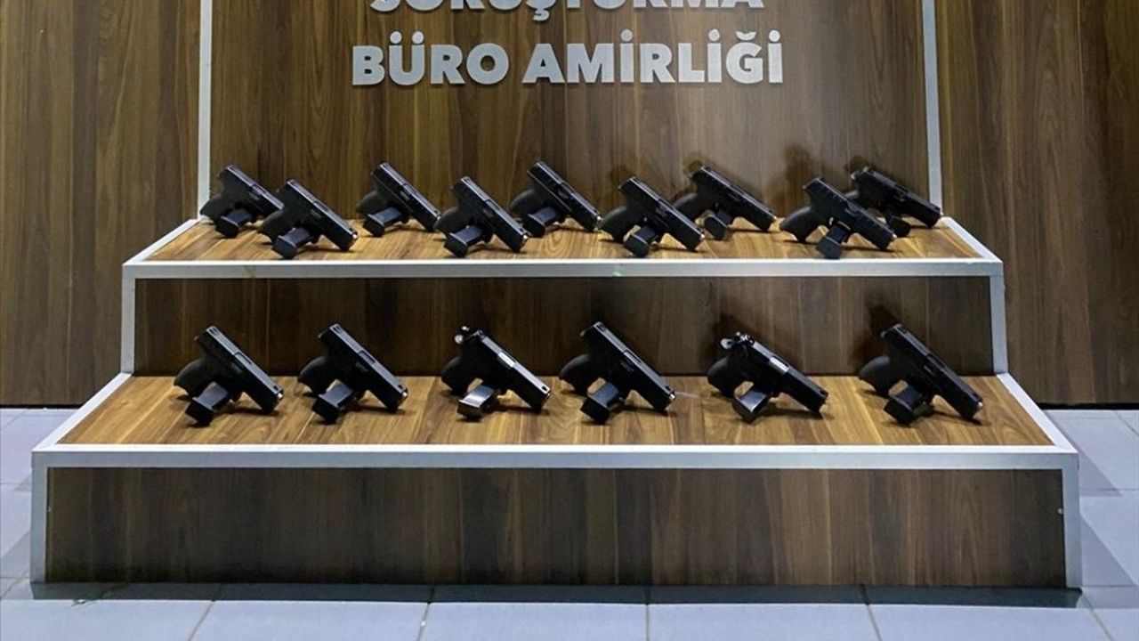 İzmir'de Ruhsatsız 15 Tabanca Ele Geçirildi