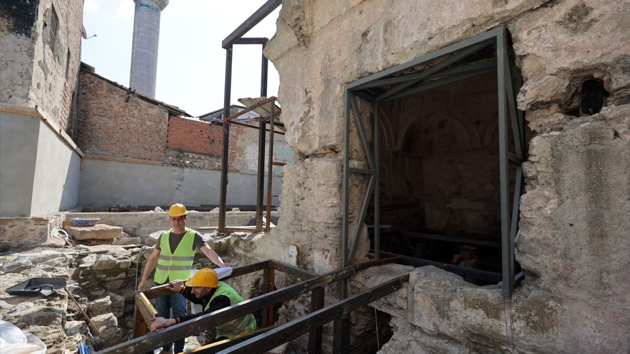 İzmir'deki Kıllıoğlu Hamamı'nın Restorasyonu Yeniden Başlıyor