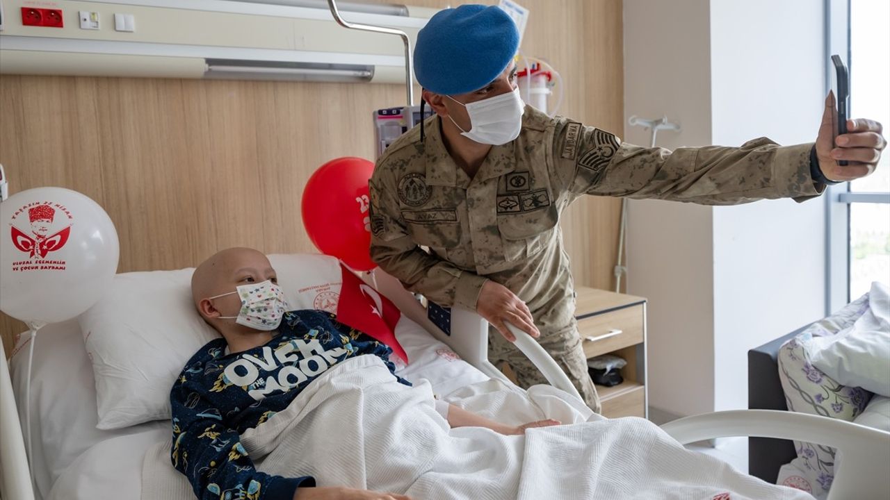 Jandarma Ekibi, 23 Nisan'da Hastanedeki Çocukları Sevindirdi