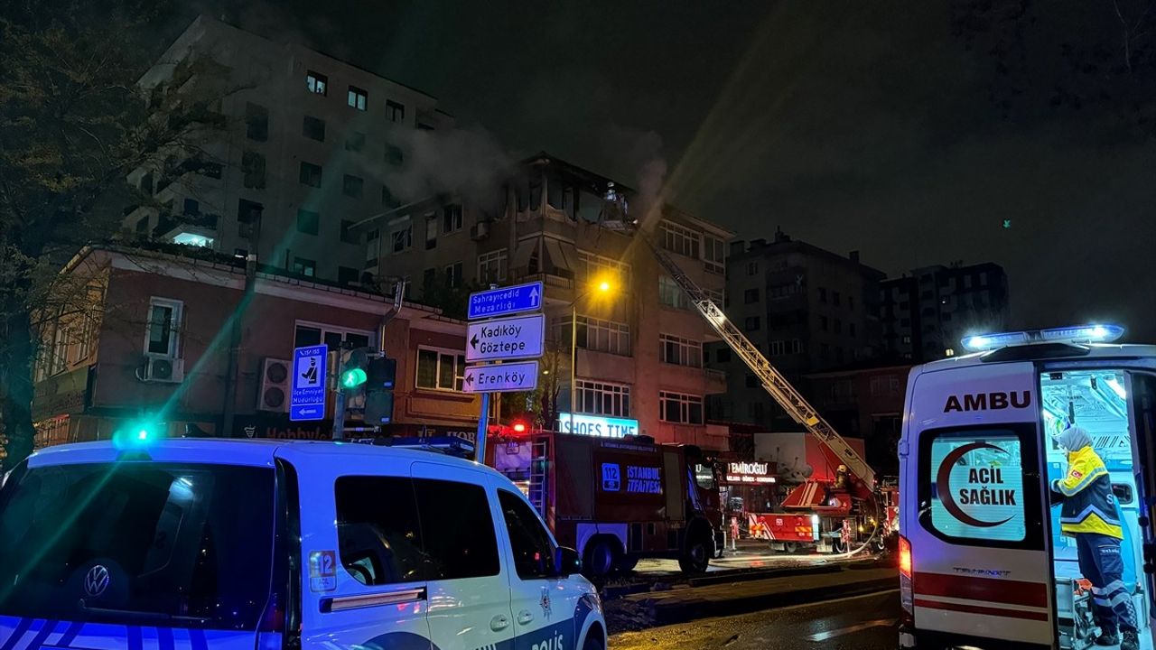 Kadıköy'de Apartman Yangını: 2 Kişi Dumandan Etkilendi