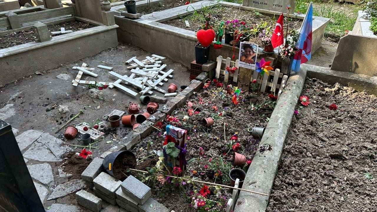Kadıköy'de Bıçaklı Saldırı Sonrası Mattia Minguzzi'nin Kabri Tahrip Edildi