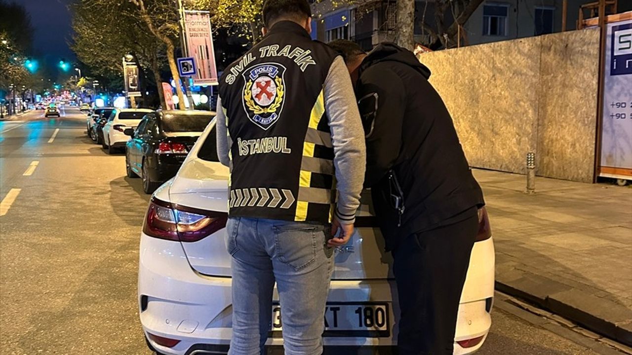 Kadıköy'de Sarsan Otomobil Yerine Ceza Yağdı: 12 Bin Lira!