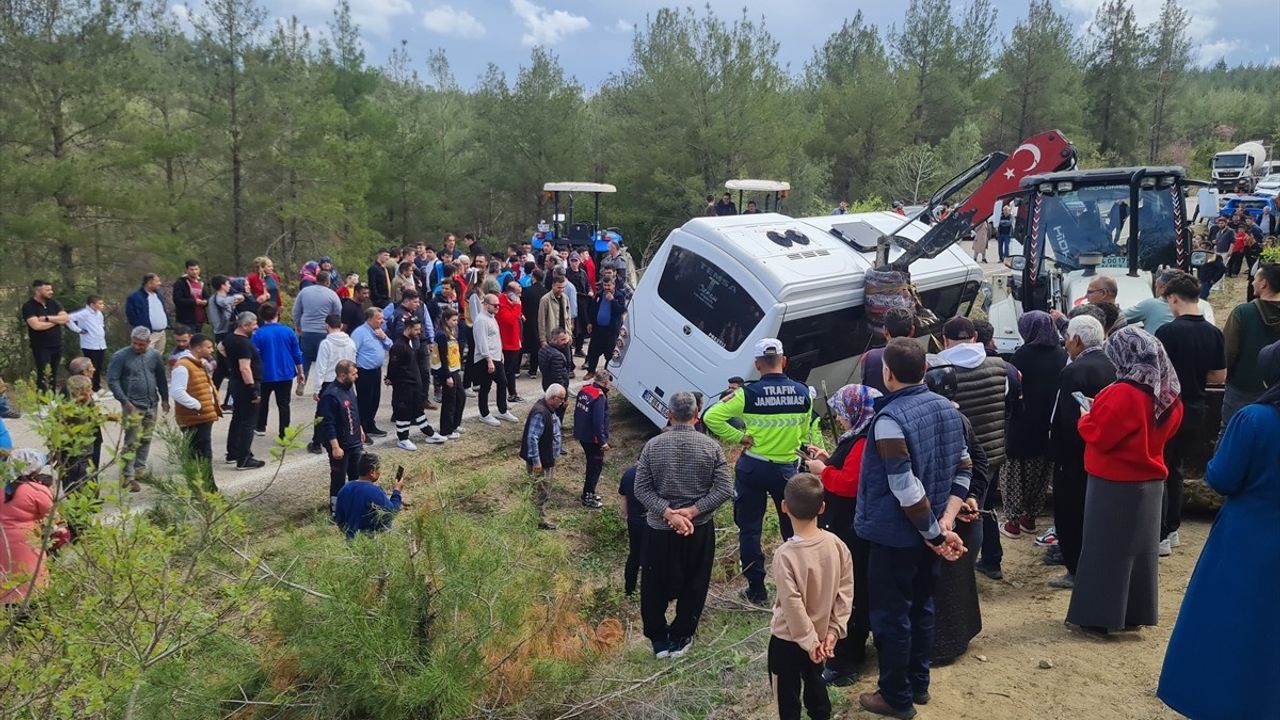 Kadirli'de Devrilme Riski Taşıyan Midibüsteki 23 Kişi Kurtarıldı