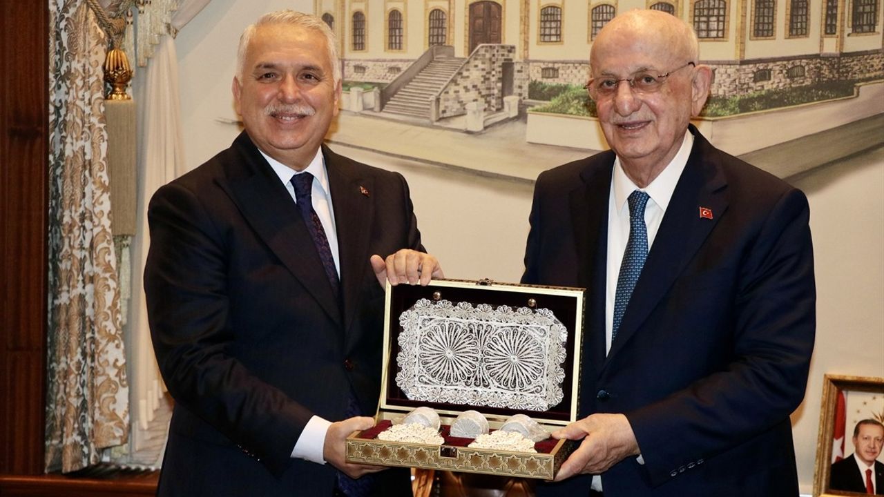 Kahraman'dan Gençlere Kritik Mesajlar: Her Darbe 389 Milyar Dolar Kayba Sebep Oldu