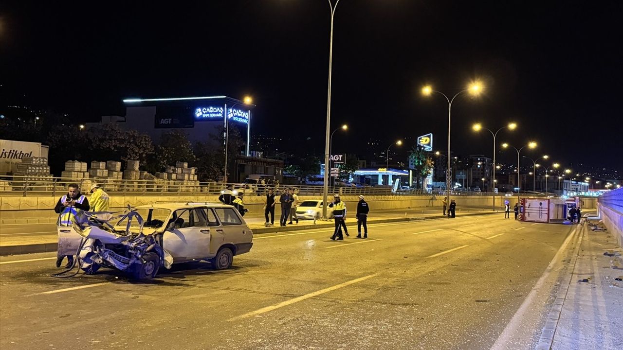 Kahramanmaraş'ta Kamyonet ile Otomobil Çarpıştı: 1 Yaralı