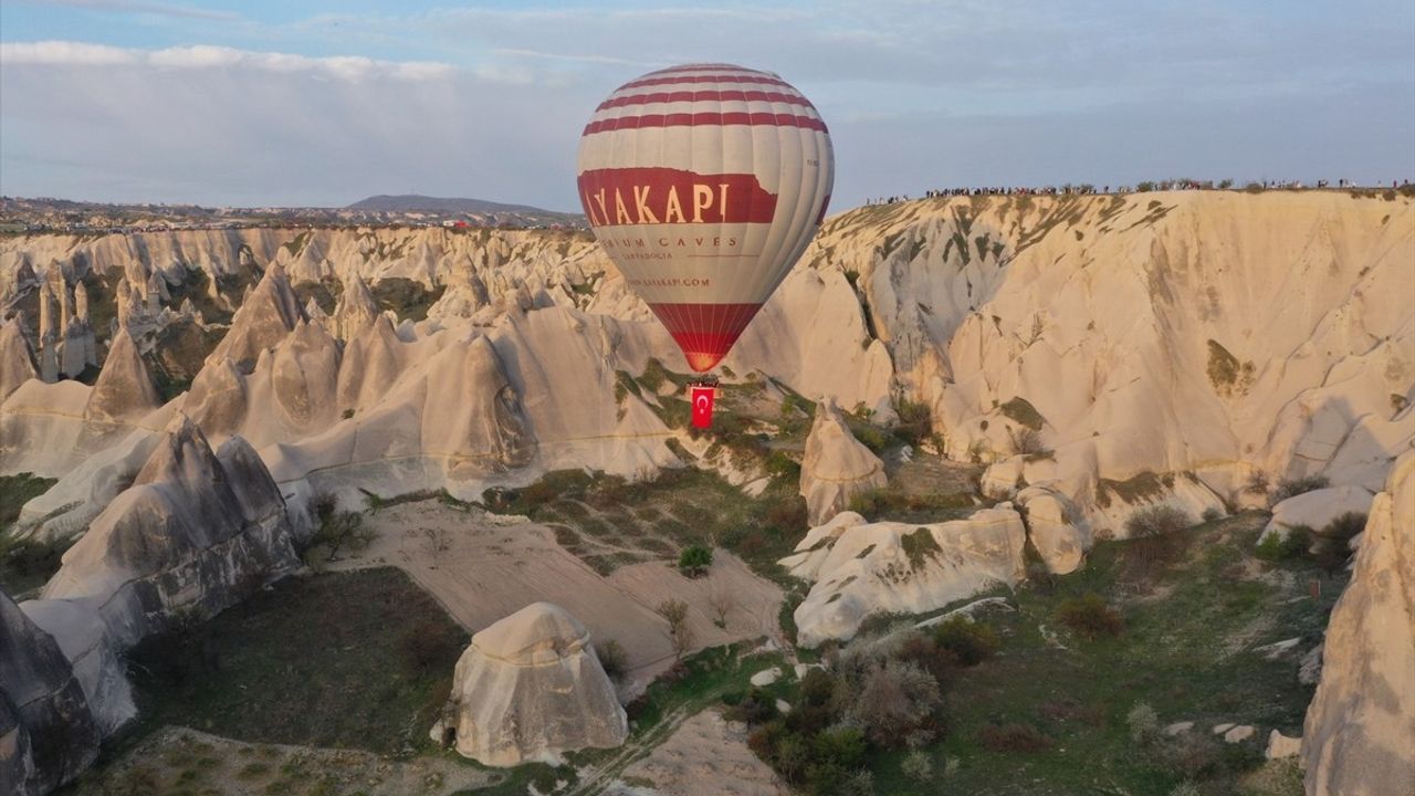 Kapadokya'da Balonlar, Türk Bayraklarıyla Gökyüzünde Dalgalandı