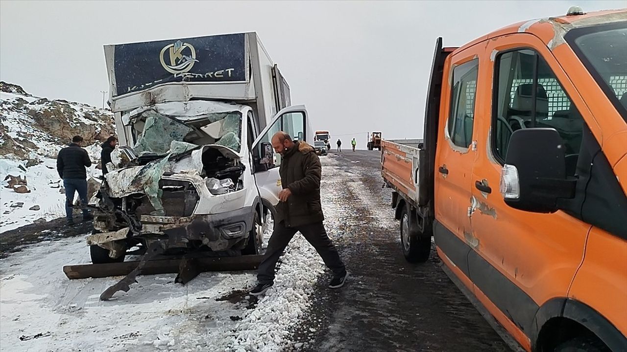 Kar Küreme Aracına Çarpan Kamyonette Kaza: 1 Ölü, 2 Yaralı