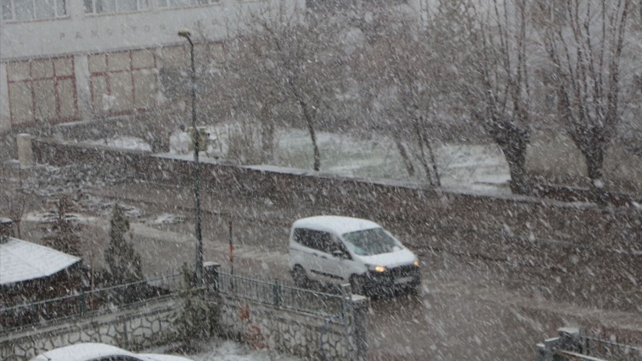 Karlıova'da Kar Yağışı Hayatı Etkiliyor