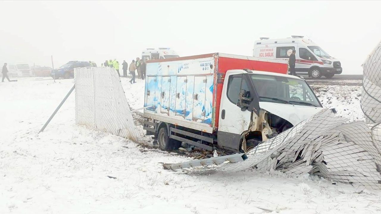 Kars'ta Kamyonet ile Hafif Ticari Araç Çarpıştı: 4 Yaralı