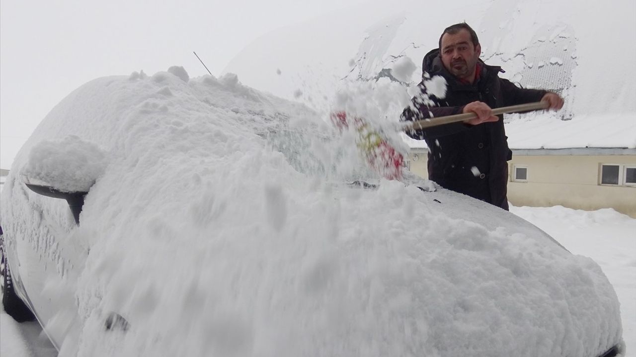 Kars'ta Kar Yağışı Şehri Beyaza Bürüdü